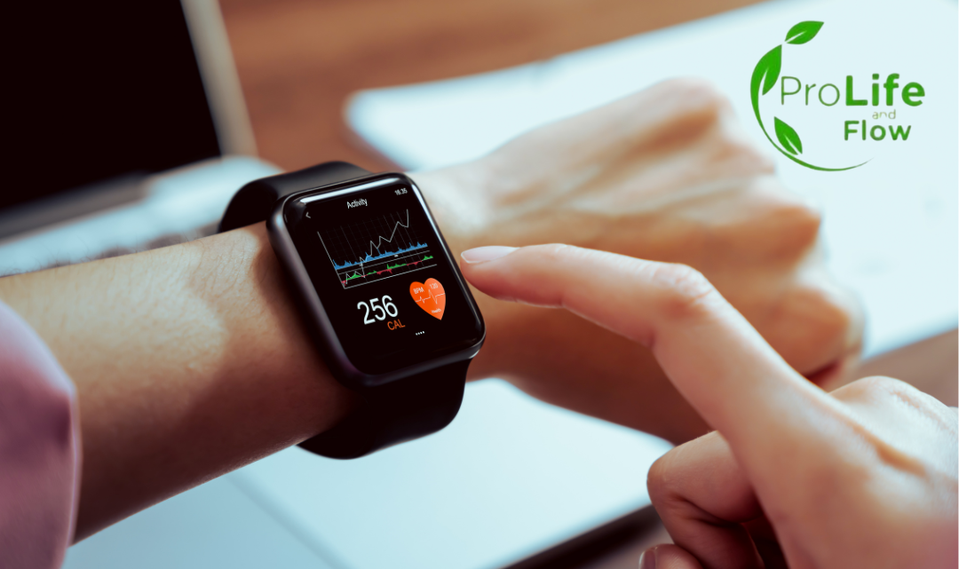 Pessoa utilizando um smartwatch para monitorar frequência cardíaca e passos, mostrando como a tecnologia auxilia no controle da saúde e bem-estar.