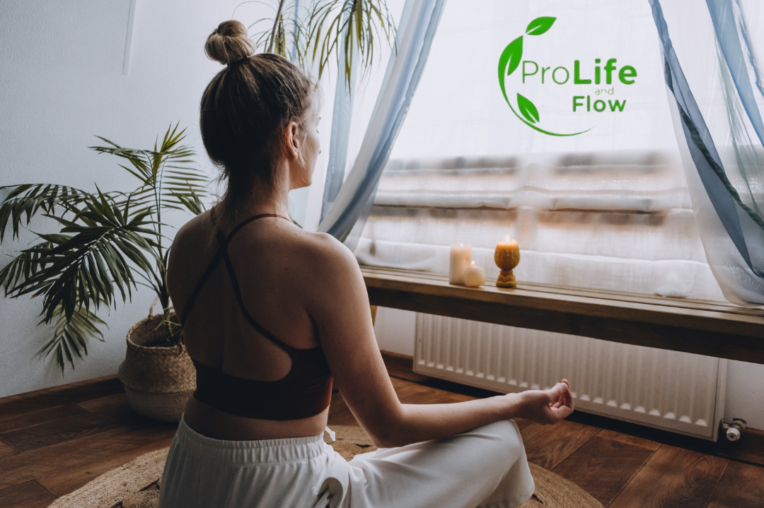 Mulher praticando yoga em um espaço zen com tapete de yoga, almofadas e incensos ao fundo, criando um ambiente relaxante